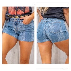 Judy Blue Snakeskin Printed Mid Rise Frayed Shorts Raw Hem Size Small 2-4